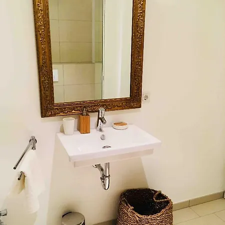 Apartment Retro Chic 100m2 Flat, 5min Walk From Center & Train