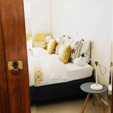 Retro Chic 100m2 Flat, 5min Walk From Center & Train Apartment *