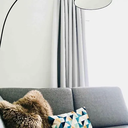 Retro Chic 100m2 Flat, 5min Walk From Center & Train Apartment *