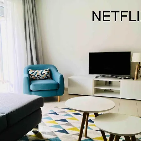 Retro Chic 100m2 Flat, 5min Walk From Center & Train *